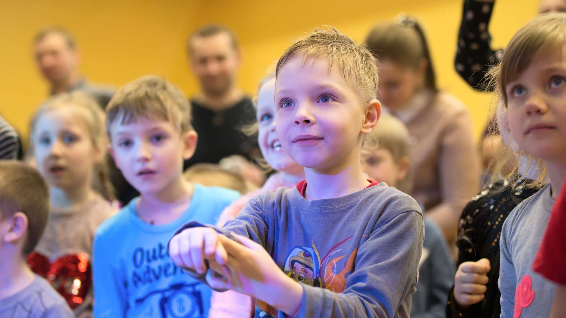 Три кота помогают маме