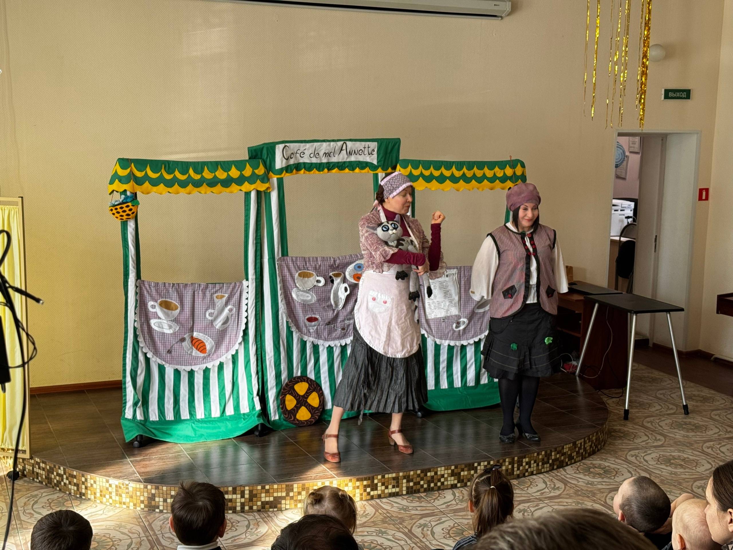 Выступление актеров на сцене библиотеки