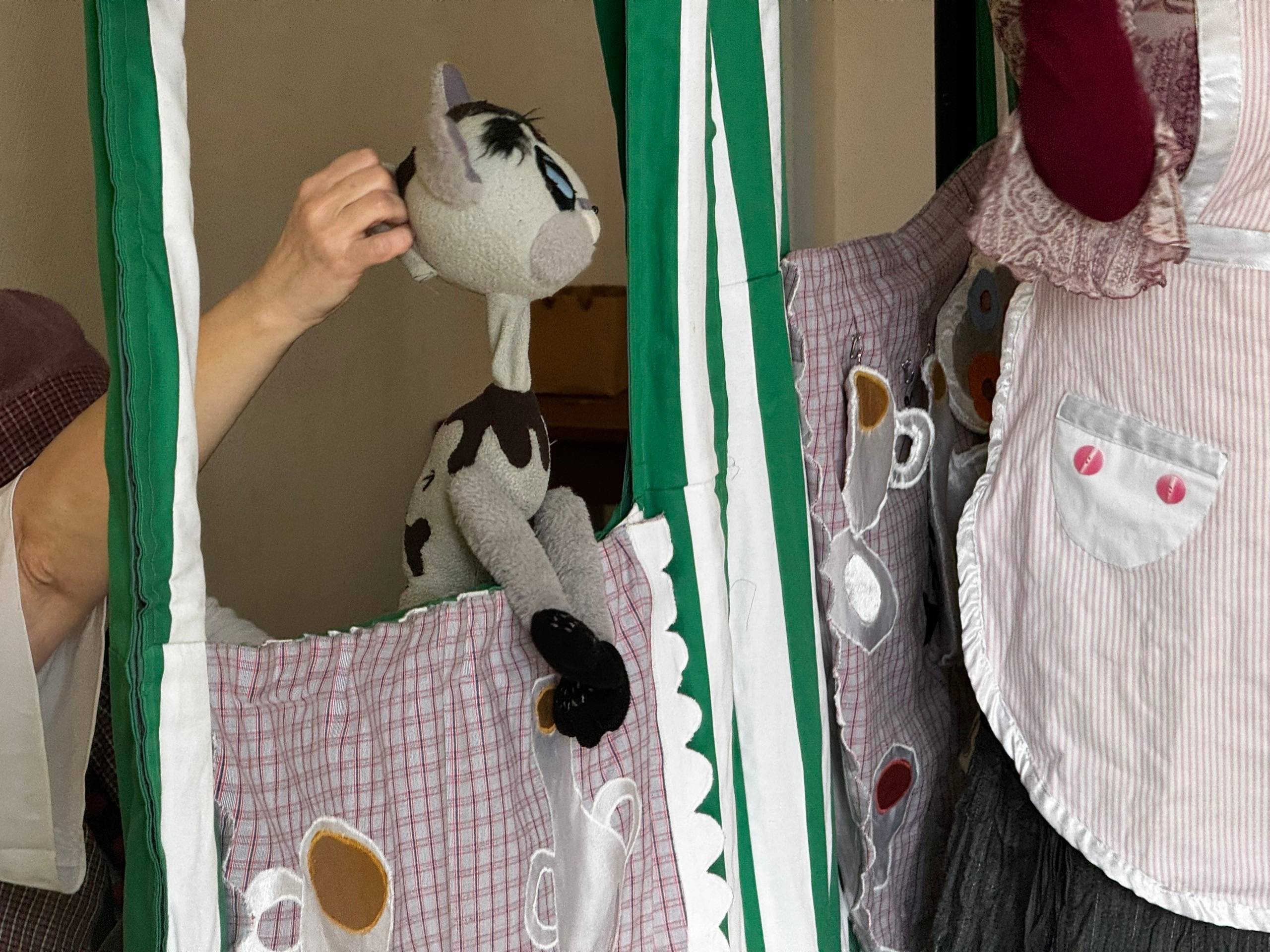 Выступление актеров на сцене библиотеки