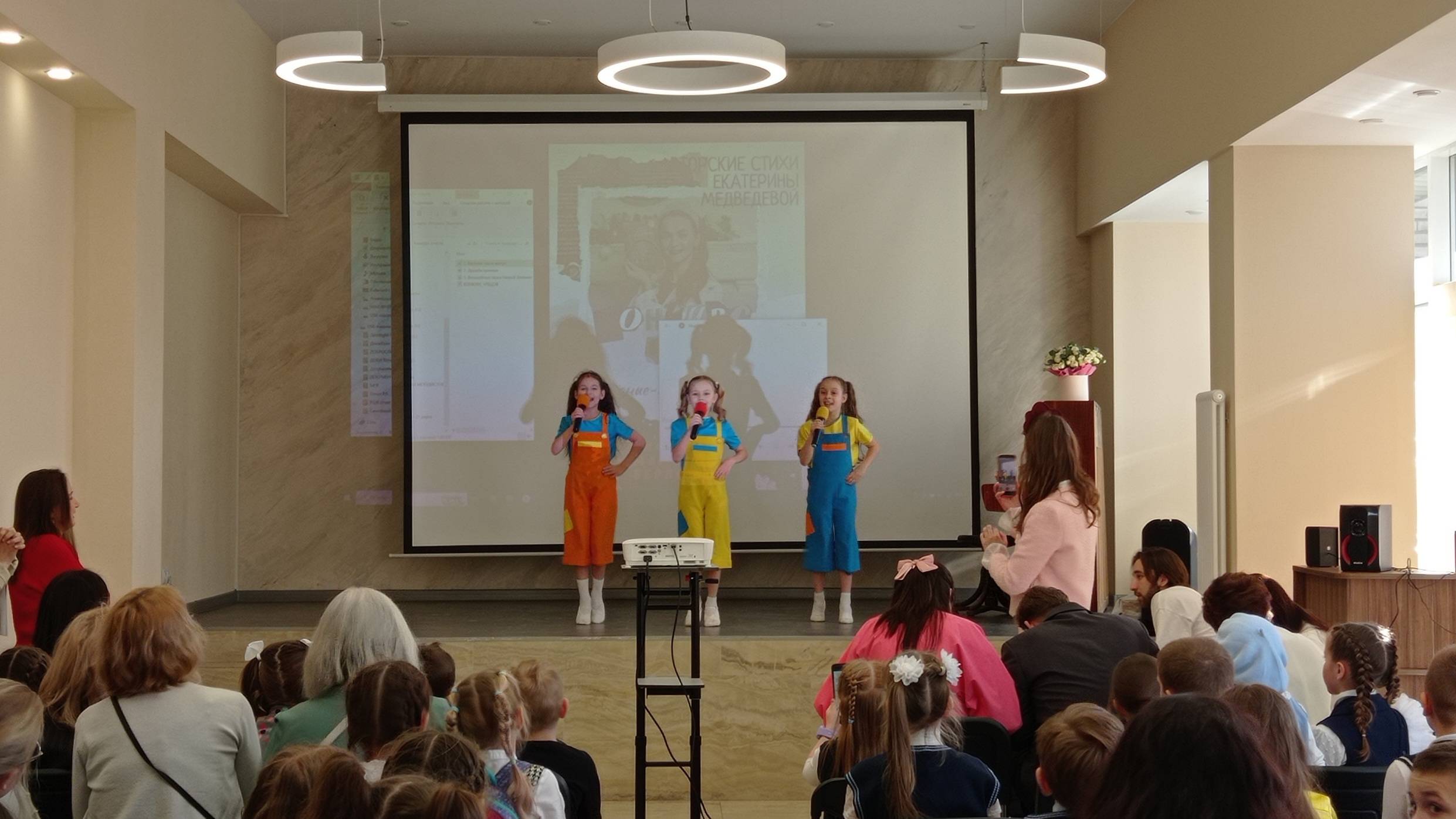 Выступление коллектива эстрадной студии «Новый элемент»