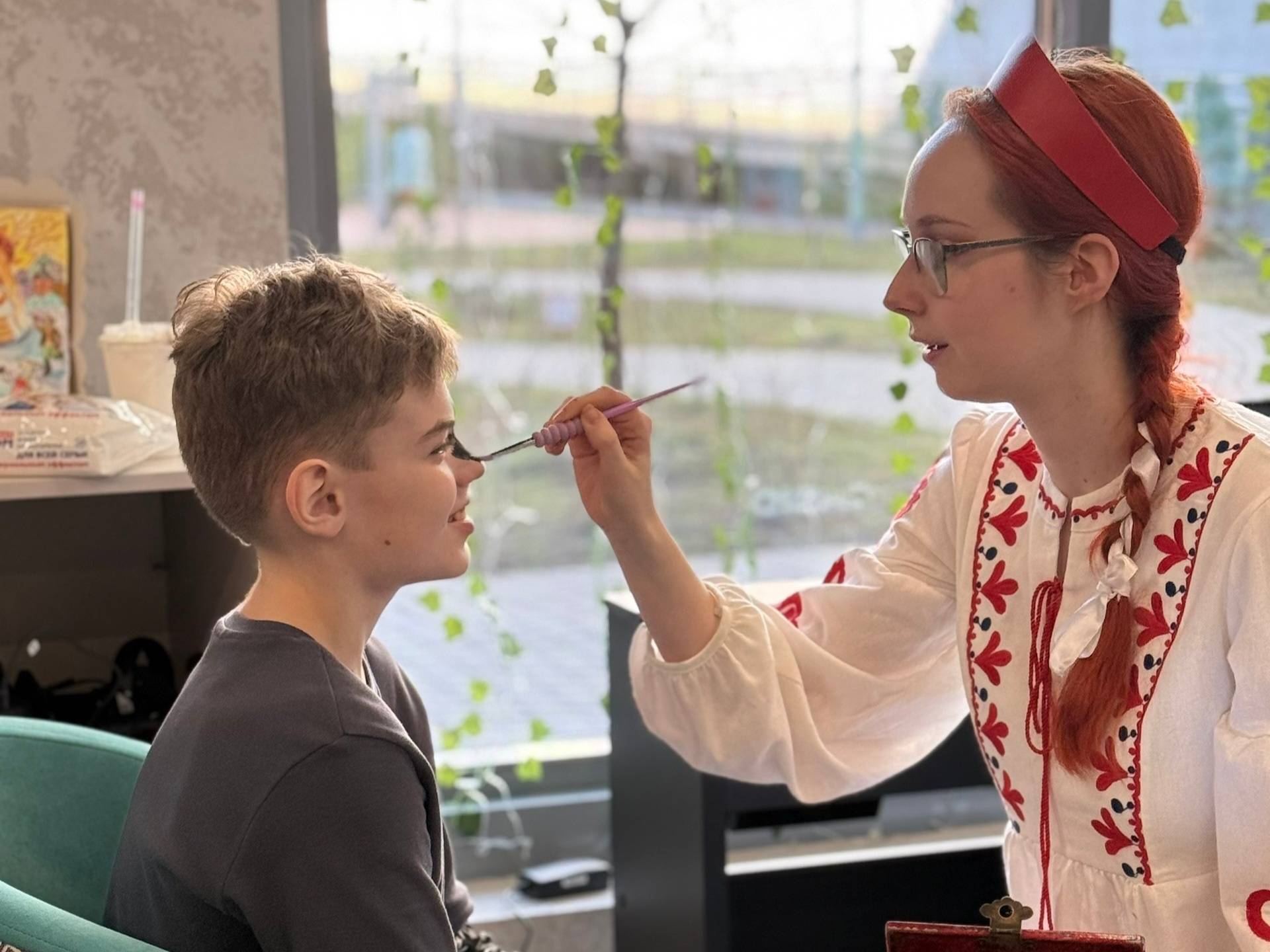 Процесс создания аквагрима для участников праздника