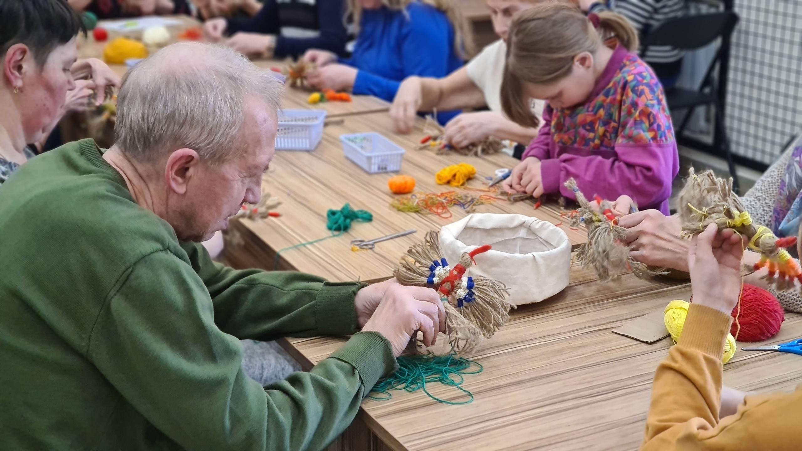Процесс создания оберегов участниками мастер-класса