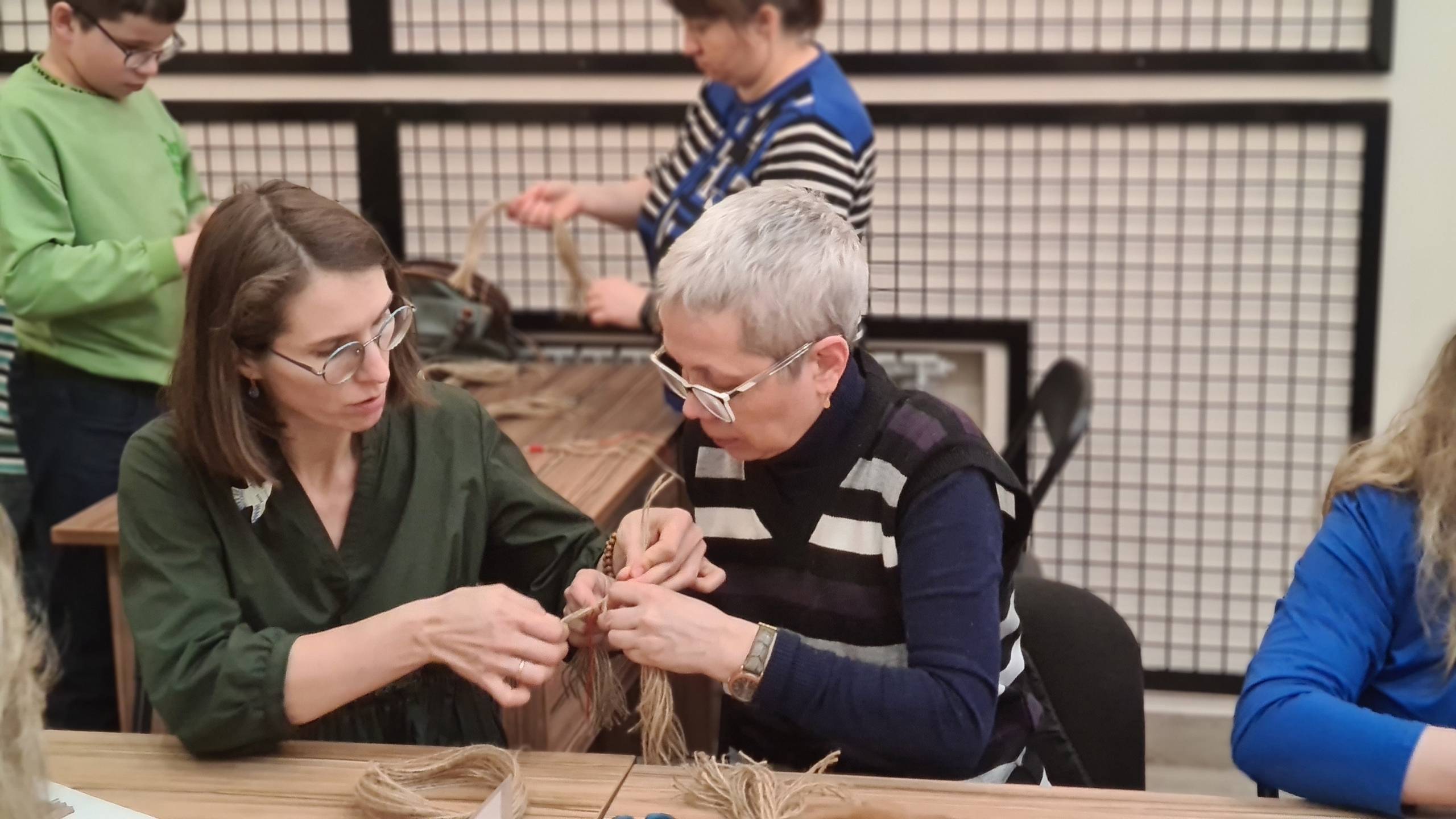 Процесс создания оберегов участниками мастер-класса