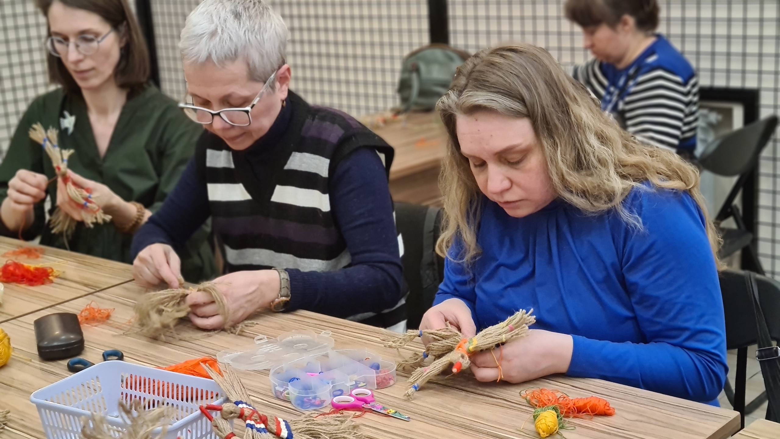 Процесс создания оберегов участниками мастер-класса