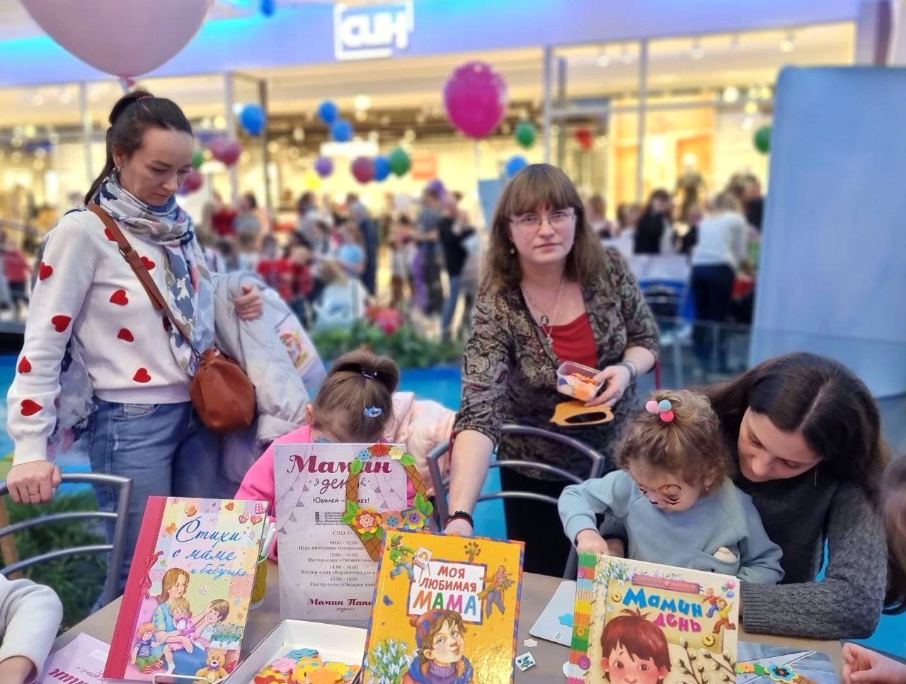 Библиотеки Выборгского района на юбилейном фестивале «Мамин день»