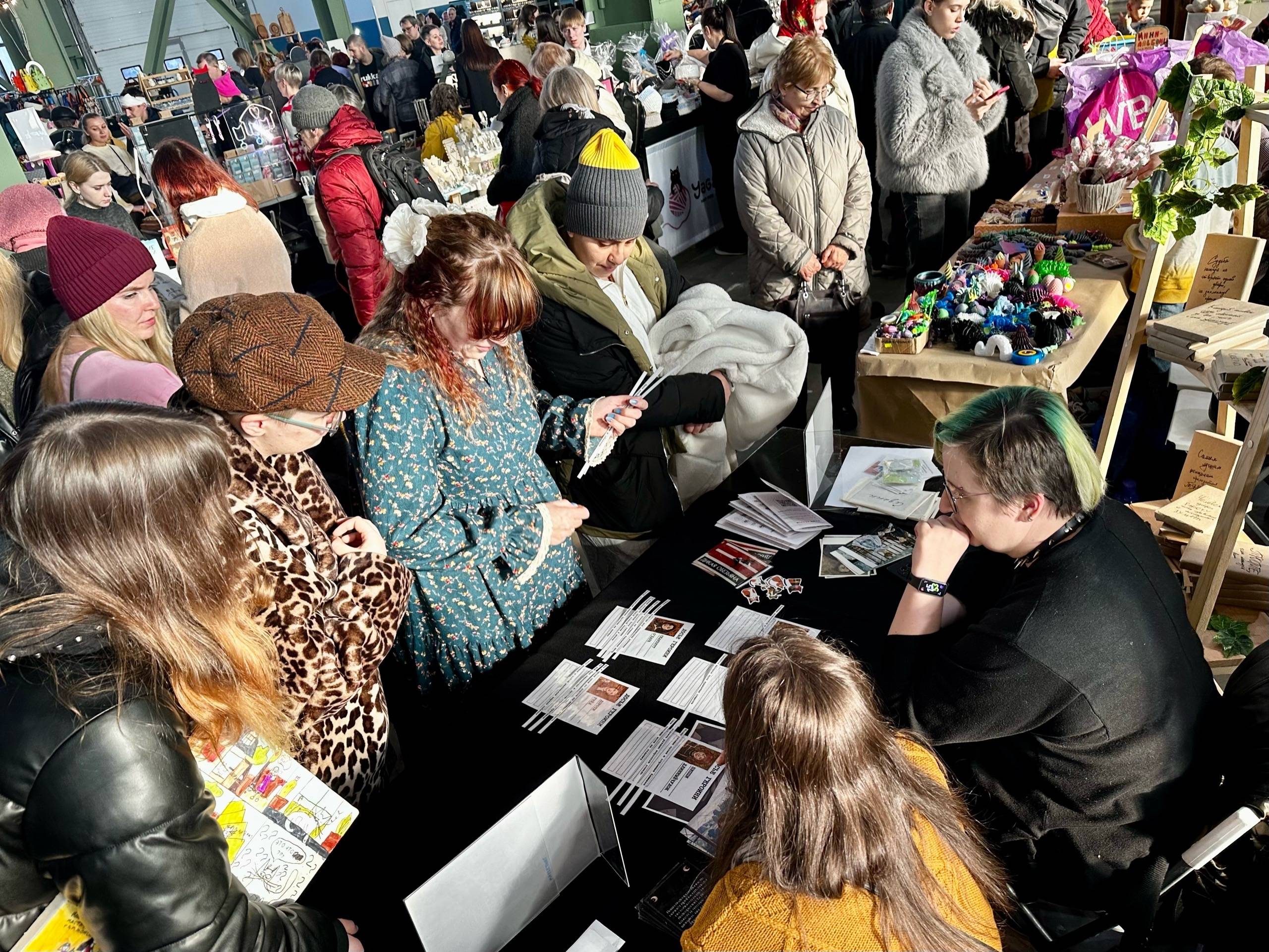 Гости ярмарки принимают участие в литературных играх