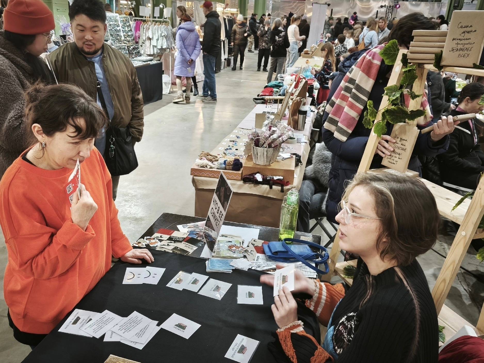 Гости ярмарки принимают участие в литературных играх