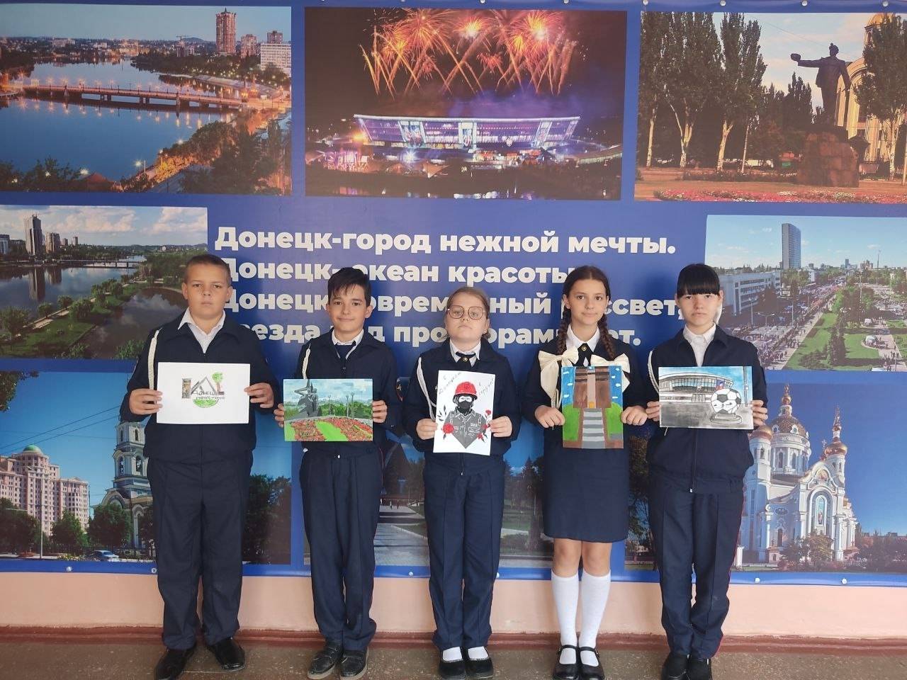 Участники выставки со своими работами