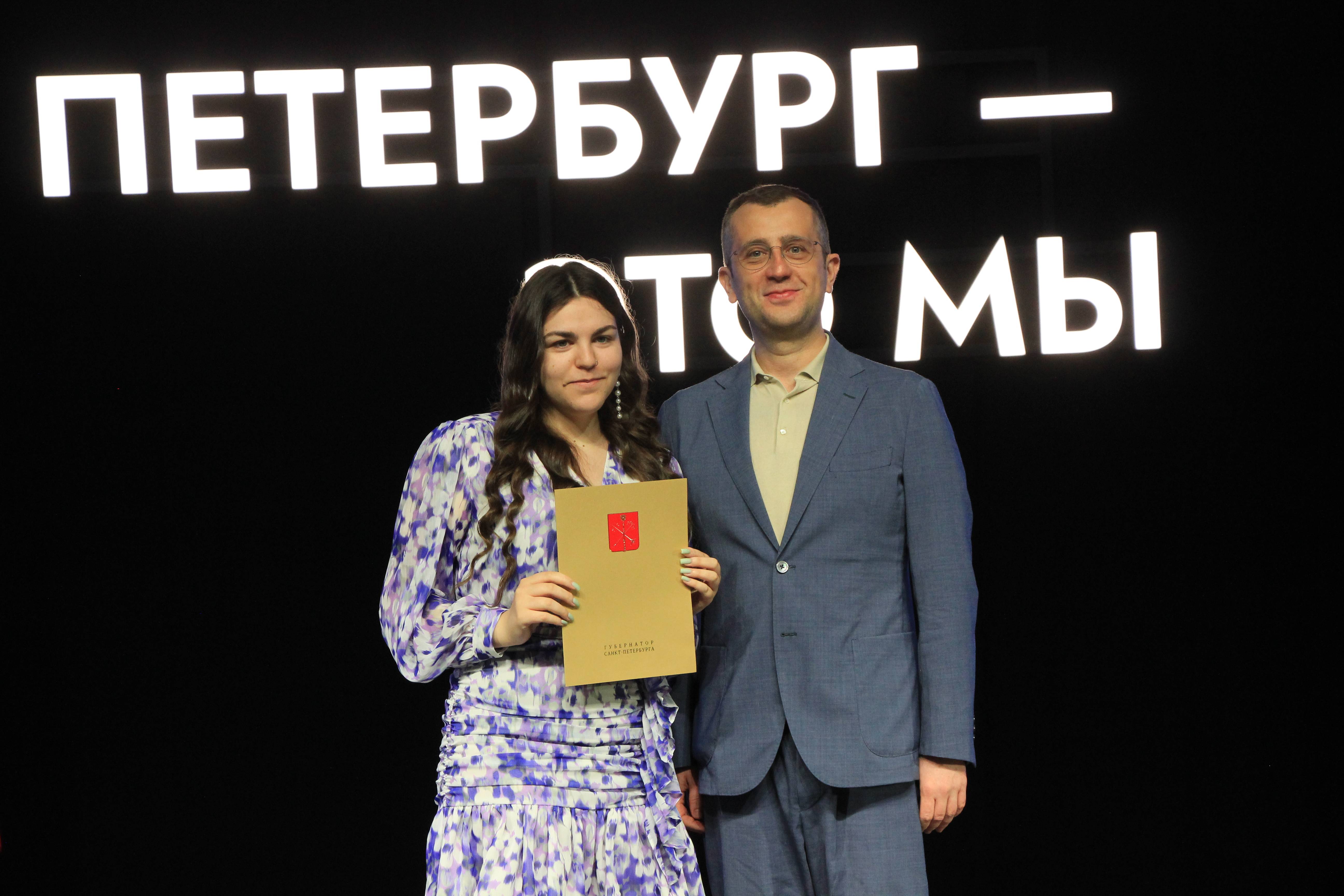 Шаповалова Виктория принимает заслуженную награду