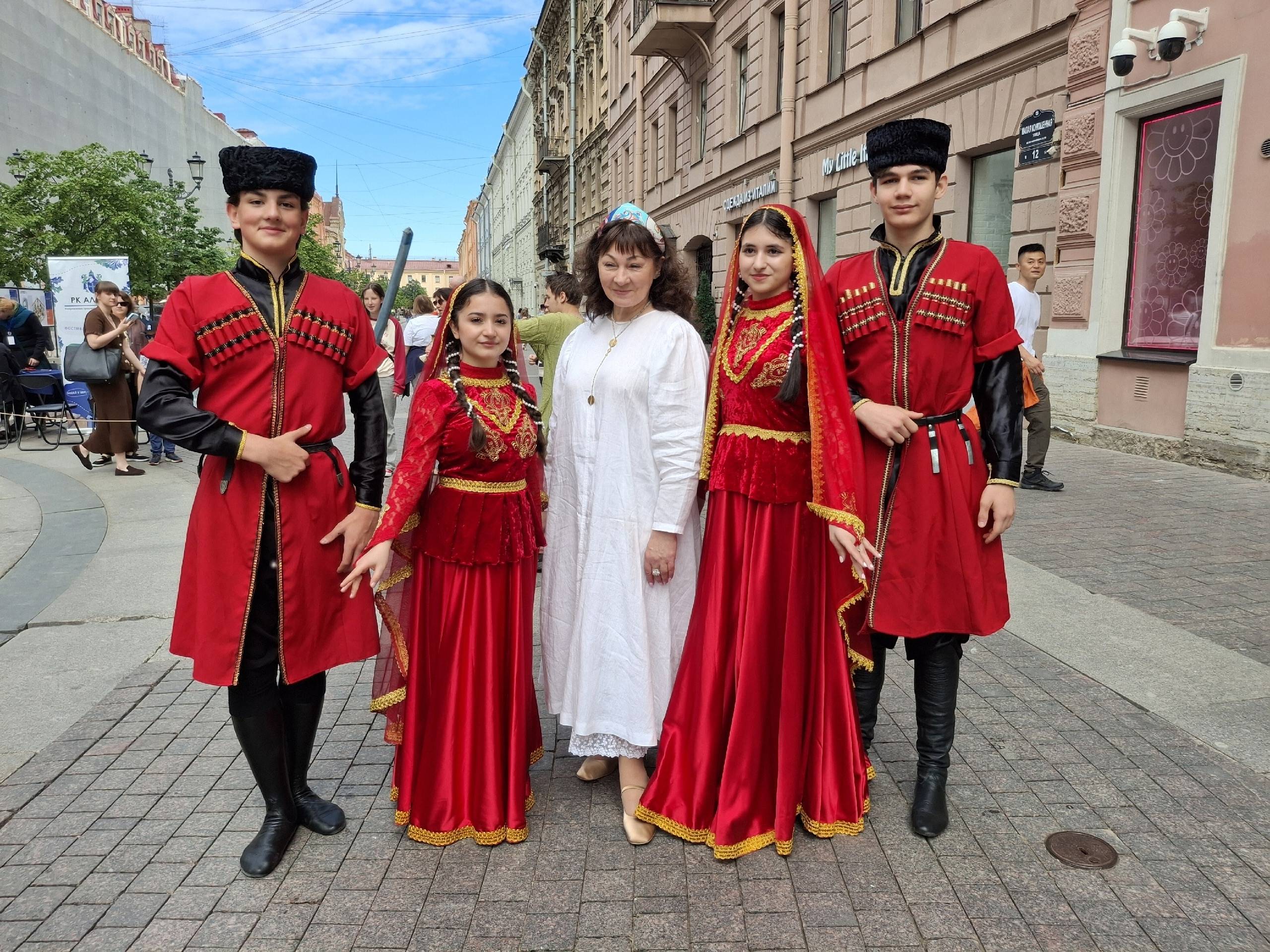 Раиса Николаевна Панкова, директор ЦБС Выборгского района, и ансамбль азербайджанского танца «Чинар»