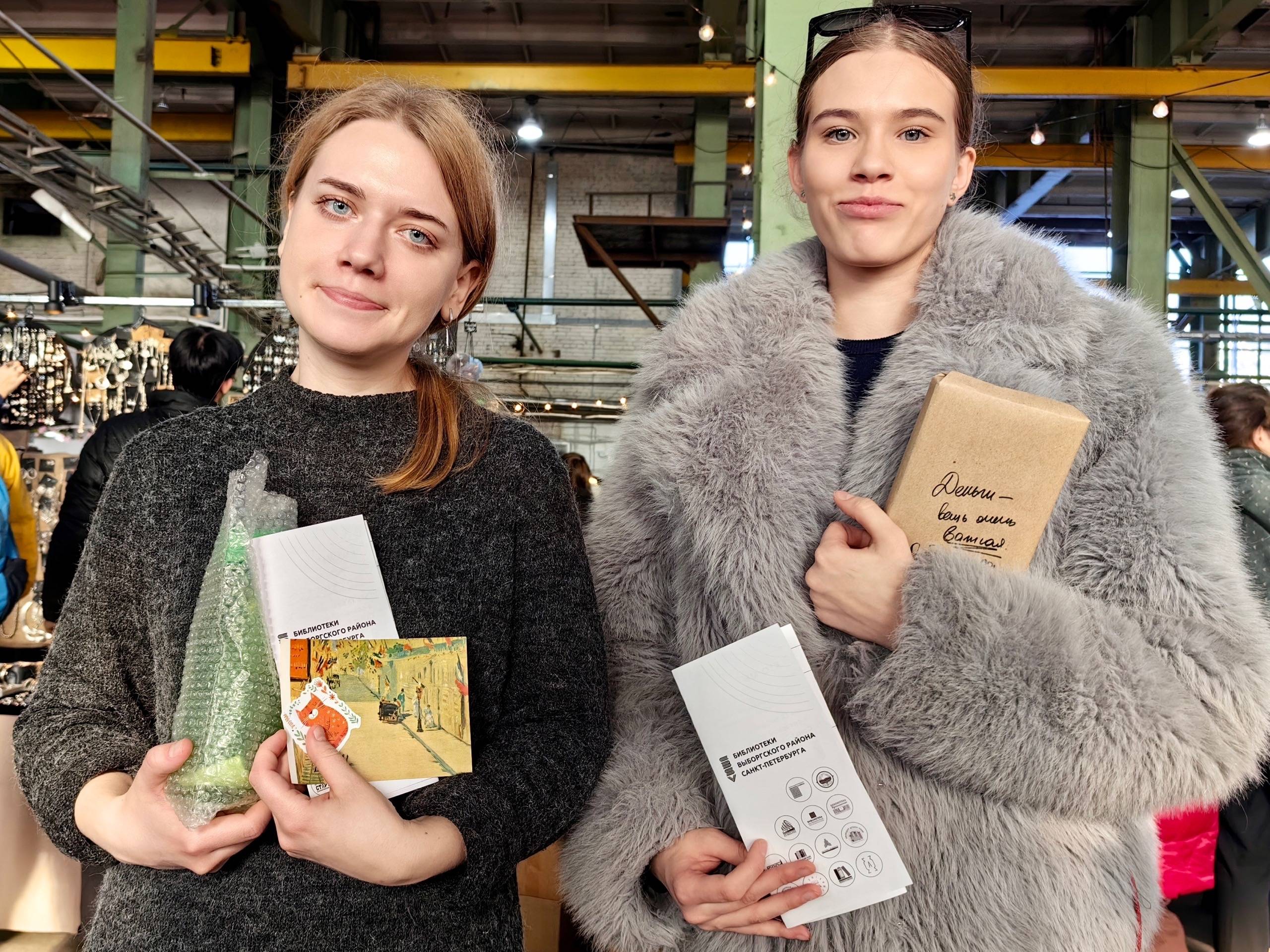 Гости Петербургской ярмарки с книгой-сюпризом