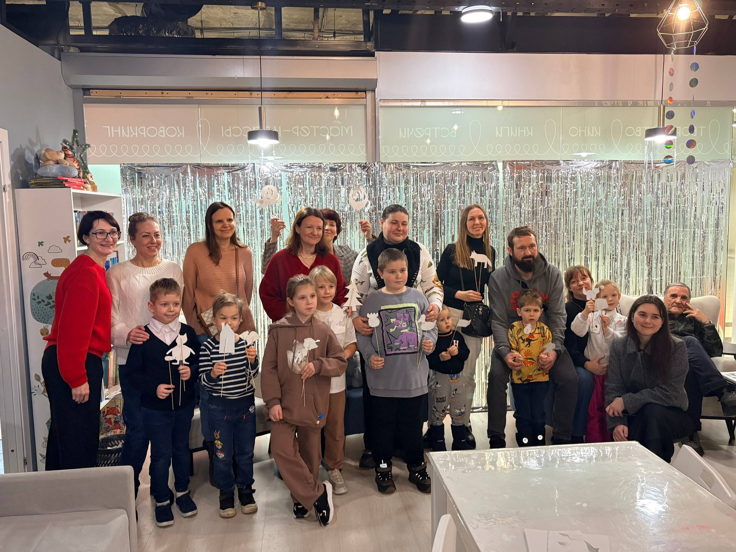 Участники встречи со своими работами