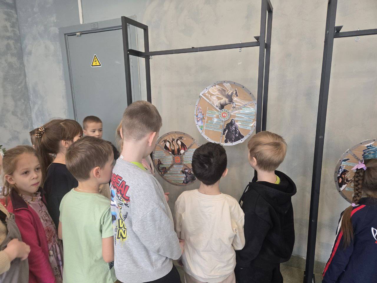 Юные читатели библиотеки на выставке «Защитники земли Русской»