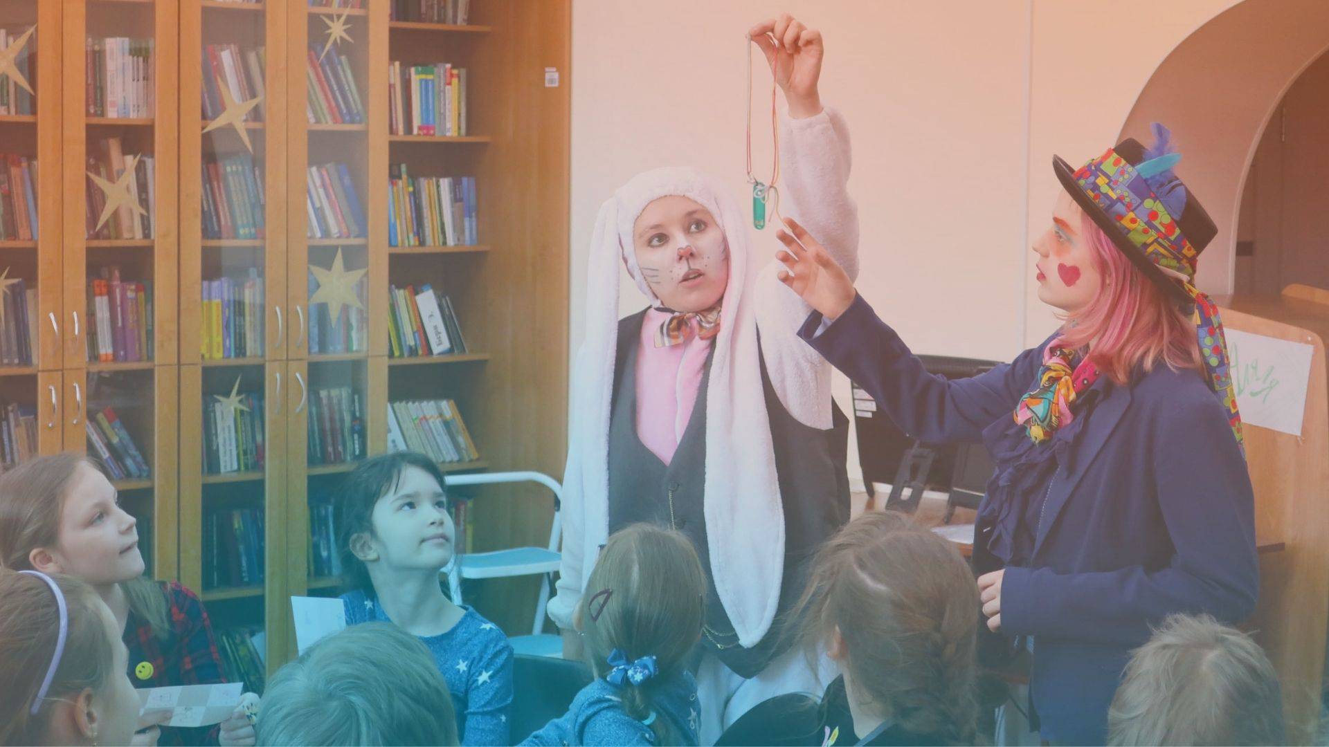 В библиотеке «В Озерках» провели квест-игру «Приключения сквозь зеркало»