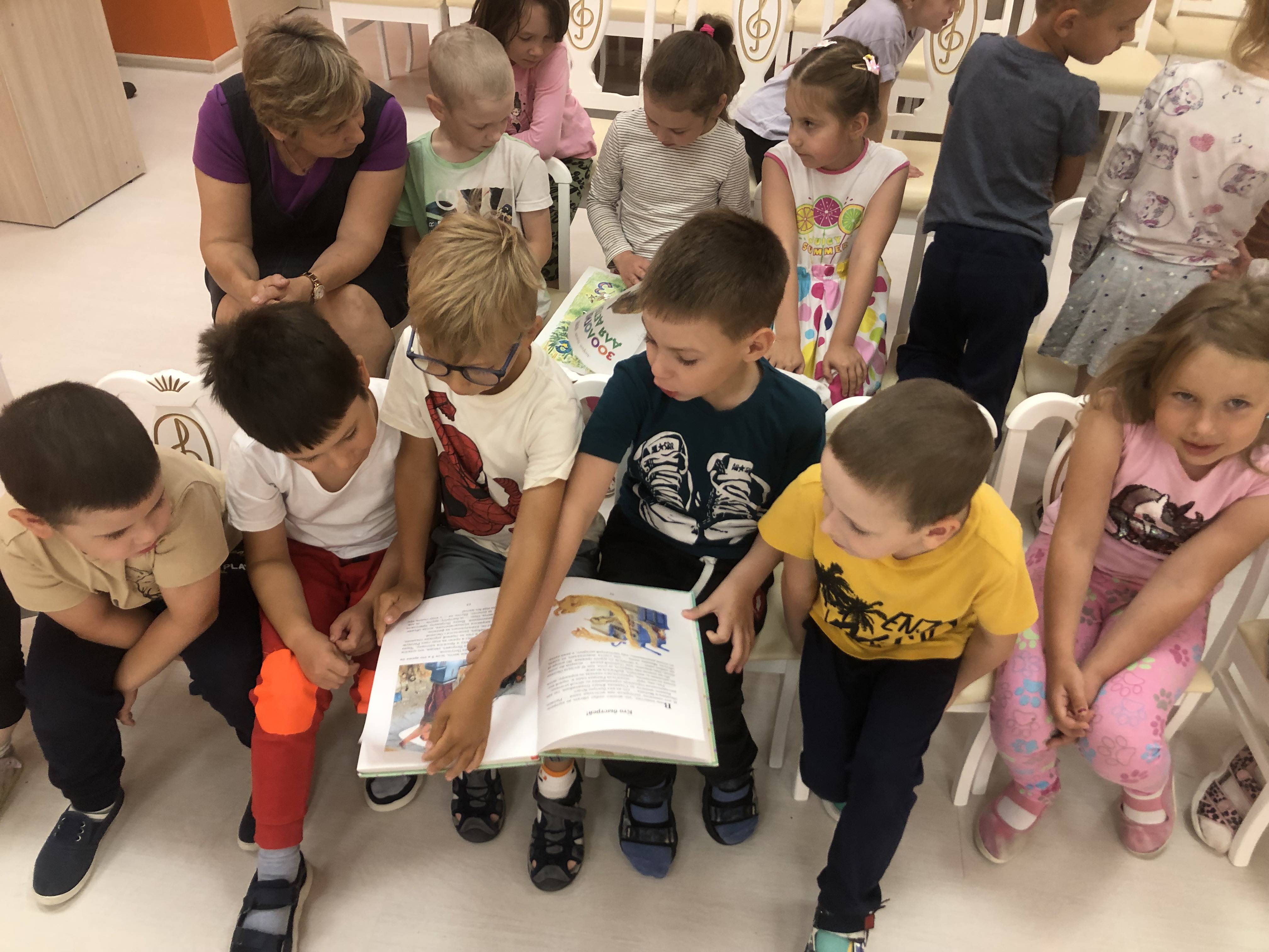 «Весёлый выдумщик» Тематическая встреча с книжной выставкой