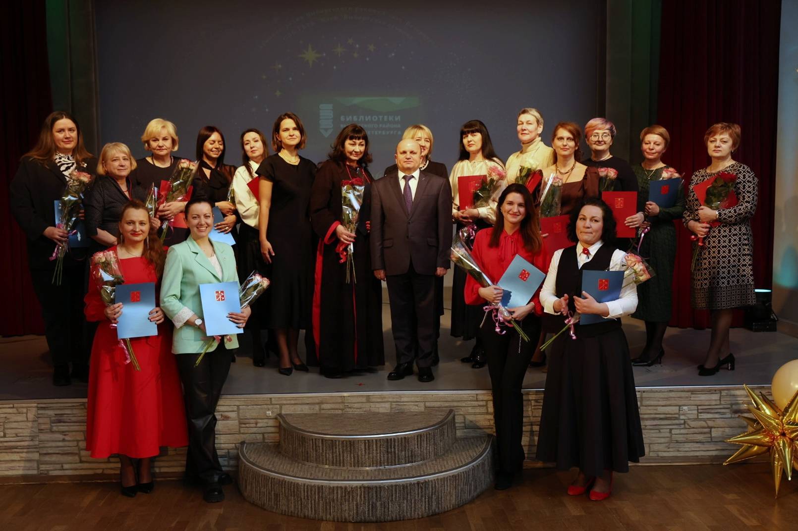 Общее фото специалистов ЦБС Выборгского района с главой администрации