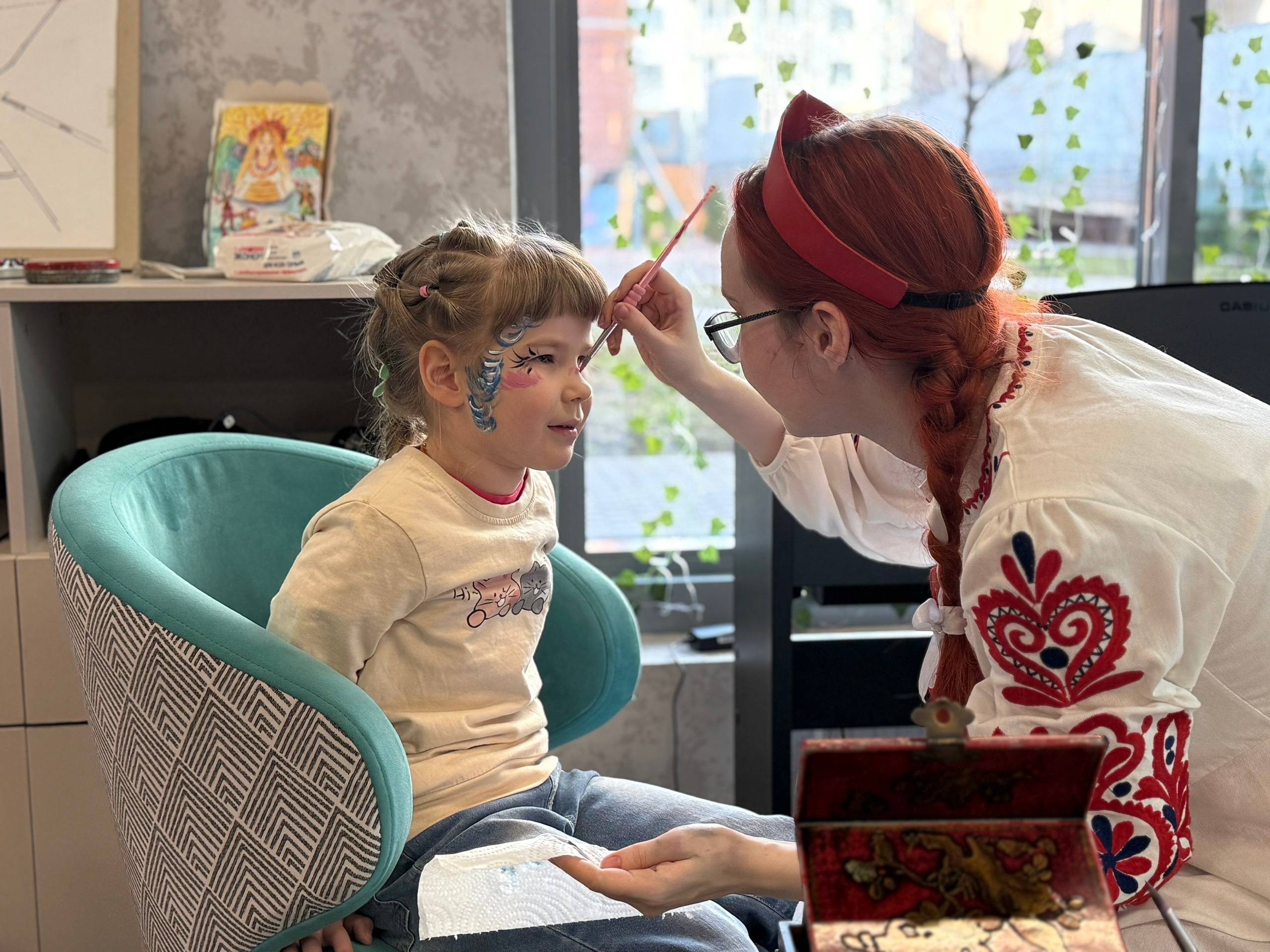 Процесс создания аквагрима для участников праздника