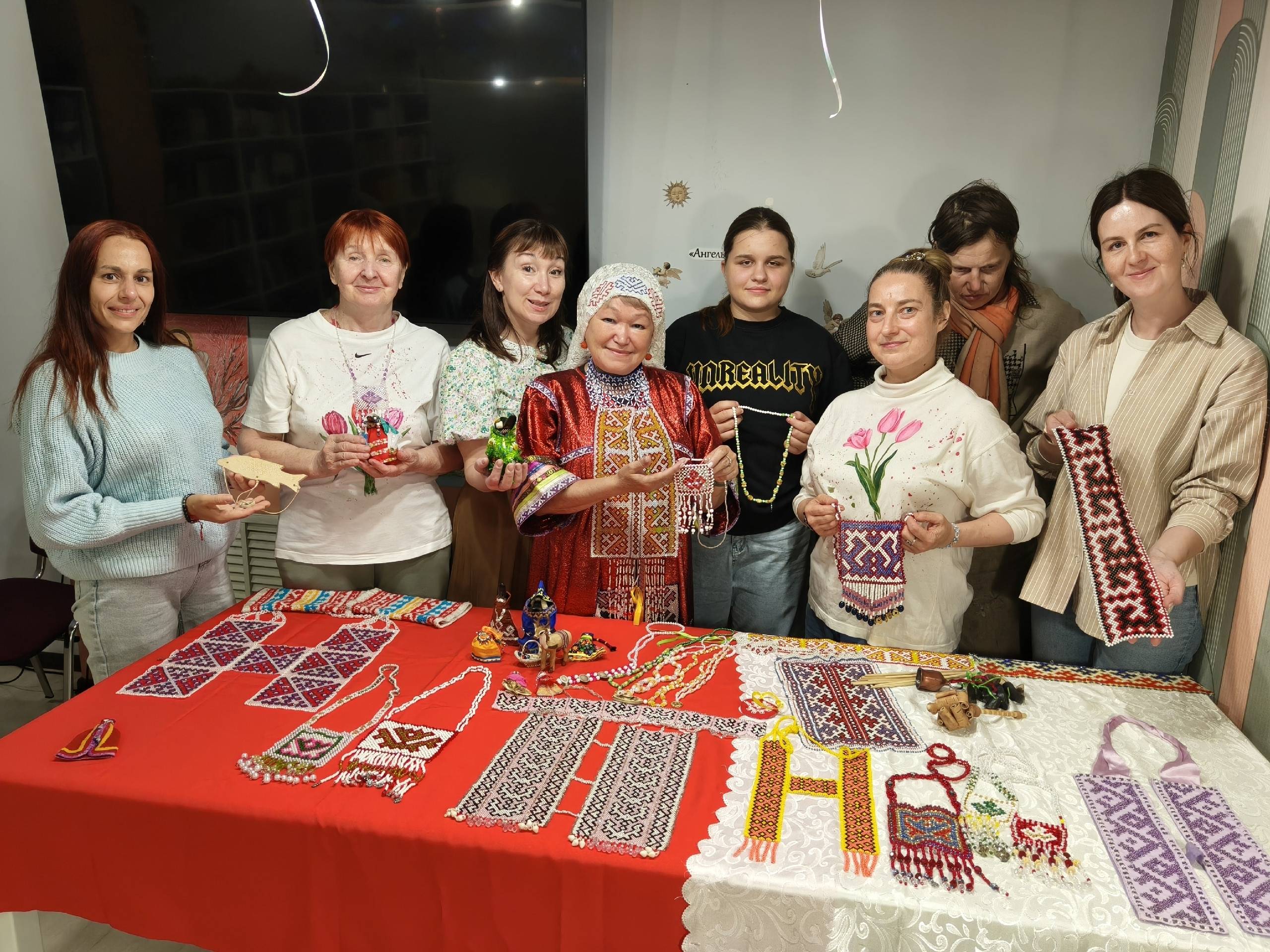 Участники погрузились в атмосферу традиционной культуры Ямала и создали неповторимые браслеты из бисера с этническими мотивами.