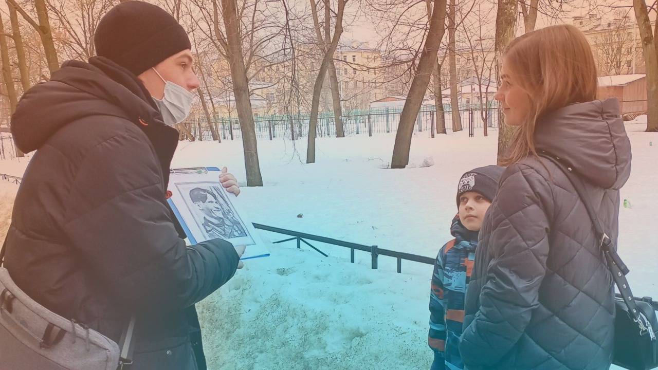 Батенинская библиотека провела патриотическую акцию-опрос на улице Харченко.