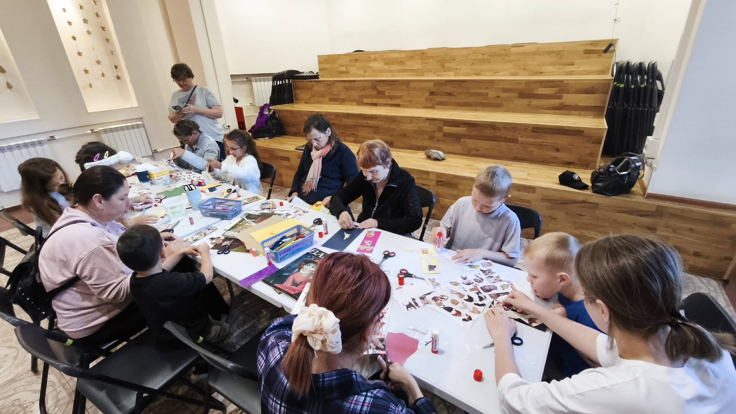 За одним столом творили и дети, и взрослые