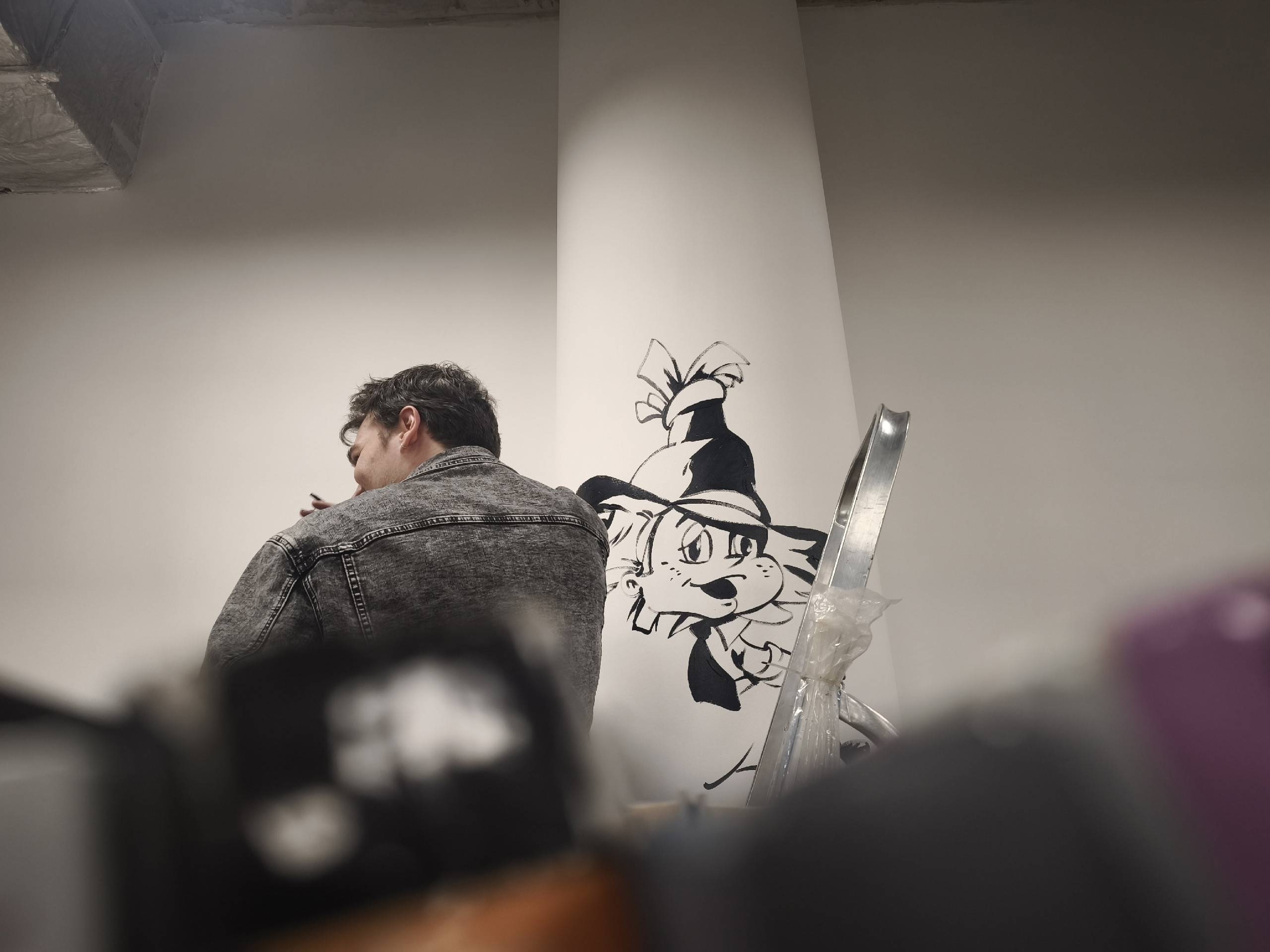 Процесс росписи колонн в Библиотеке-мастерской