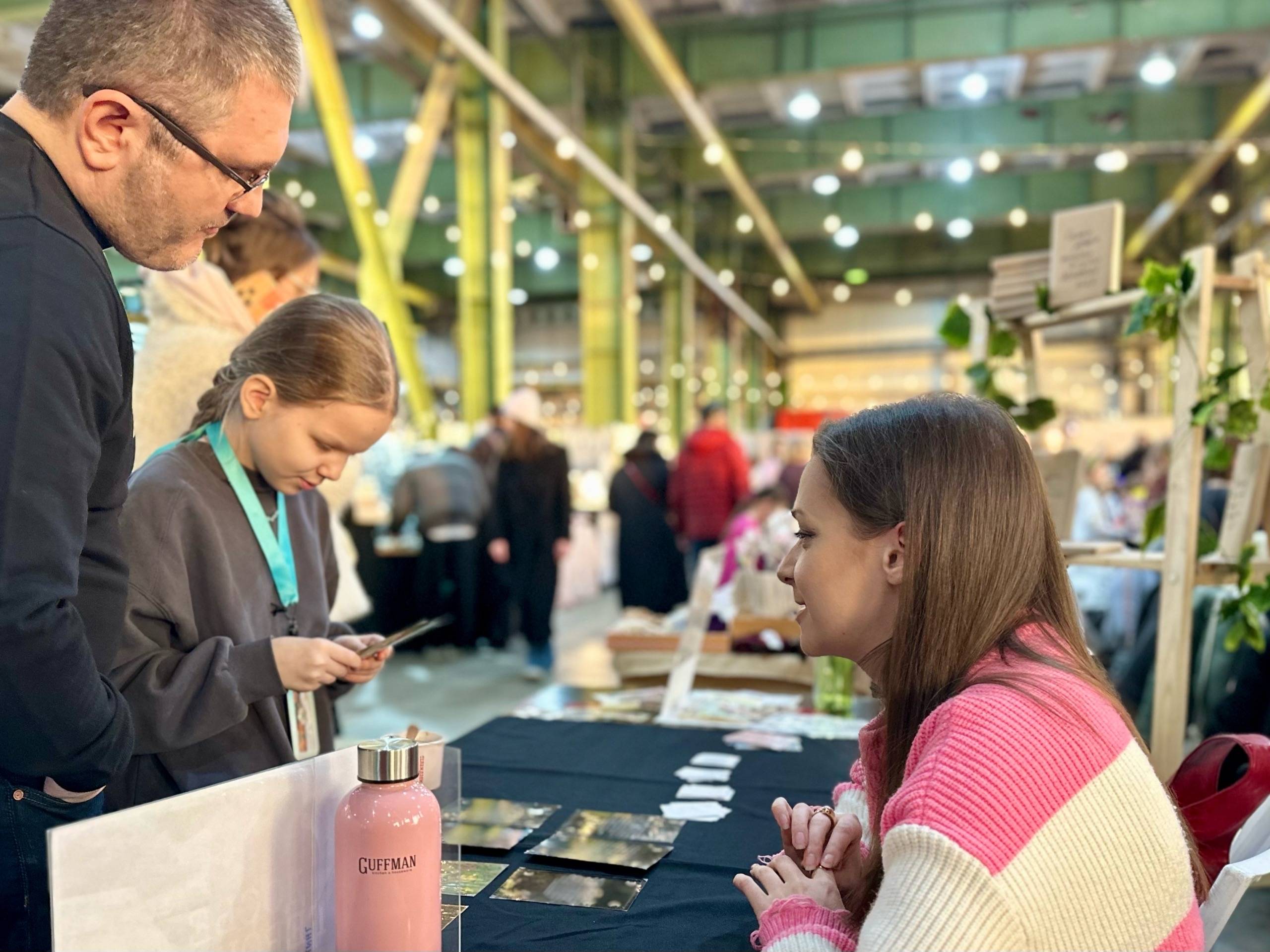 Гости ярмарки принимают участие в литературных играх