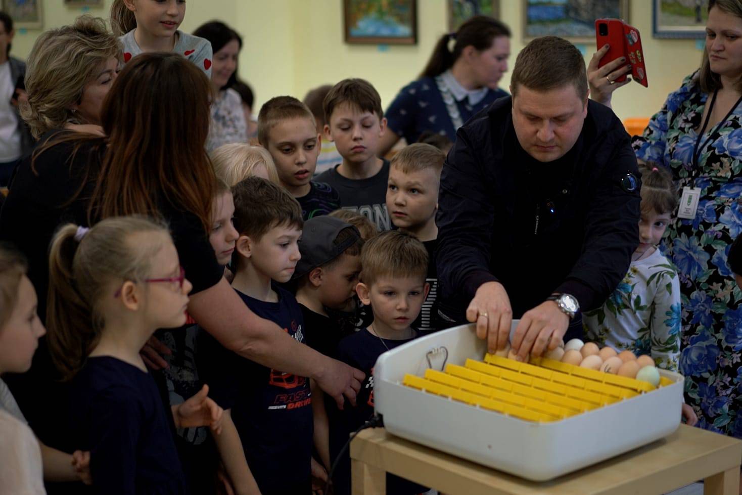 «Надо бы мне, надо бы мне торопиться, надо узнать мне, надо узнать мне, что я за птица!»