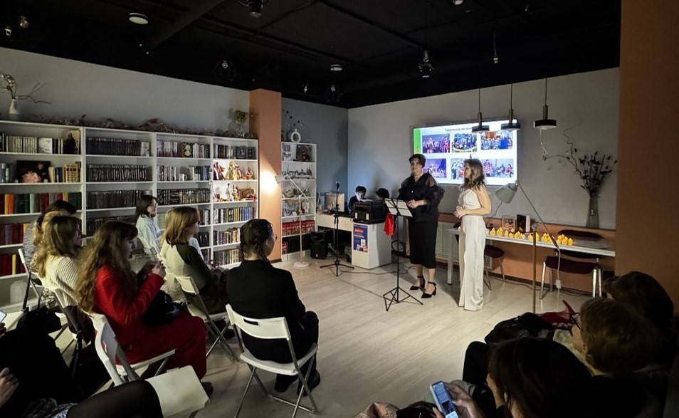 Выступление театрально‑поэтического дуэта «Эффект домино»